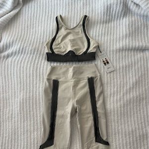 ALO ELECTRIC BRA & LEGGINGS SET